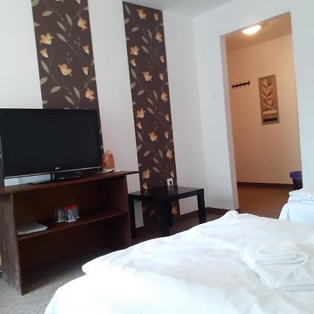 Tavi Panzio Es Etterem Bed and Breakfast Veresegyház Buitenkant foto
