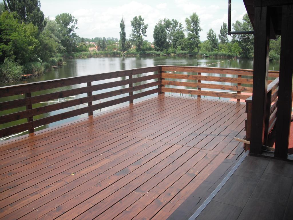 Tavi Panzio Es Etterem Bed and Breakfast Veresegyház Kamer foto