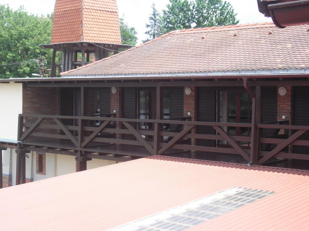 Tavi Panzio Es Etterem Bed and Breakfast Veresegyház Kamer foto