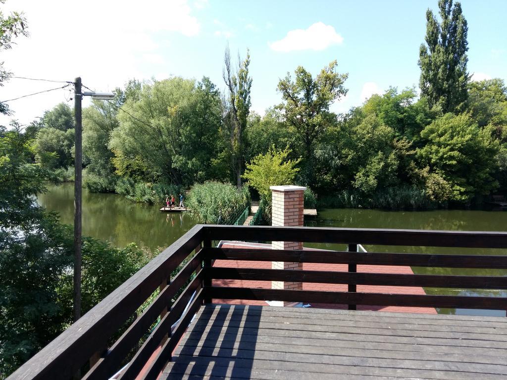 Tavi Panzio Es Etterem Bed and Breakfast Veresegyház Buitenkant foto