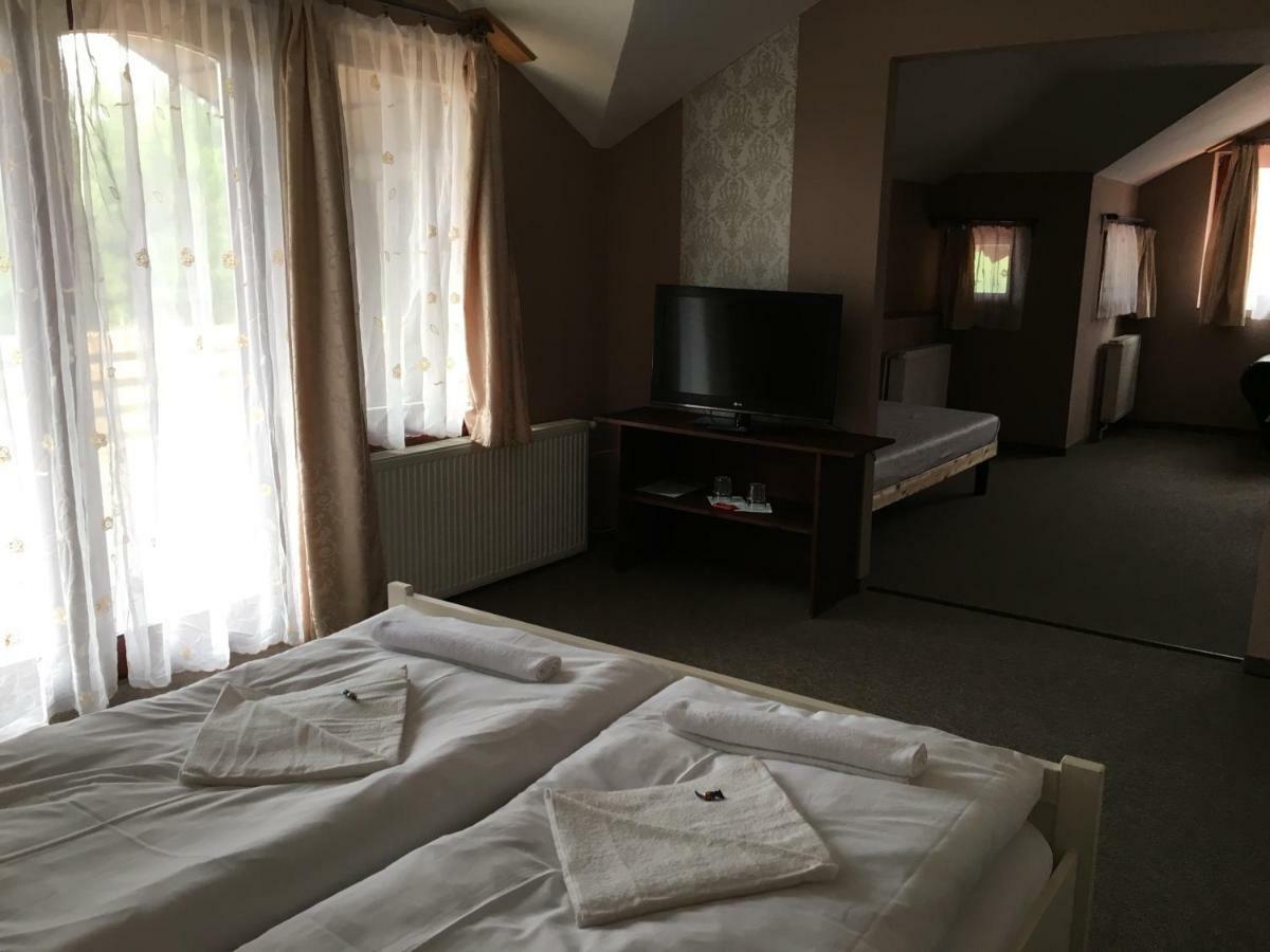 Tavi Panzio Es Etterem Bed and Breakfast Veresegyház Buitenkant foto
