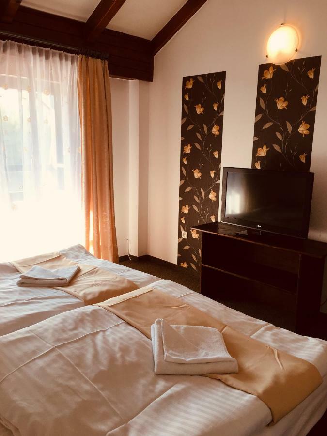 Tavi Panzio Es Etterem Bed and Breakfast Veresegyház Buitenkant foto