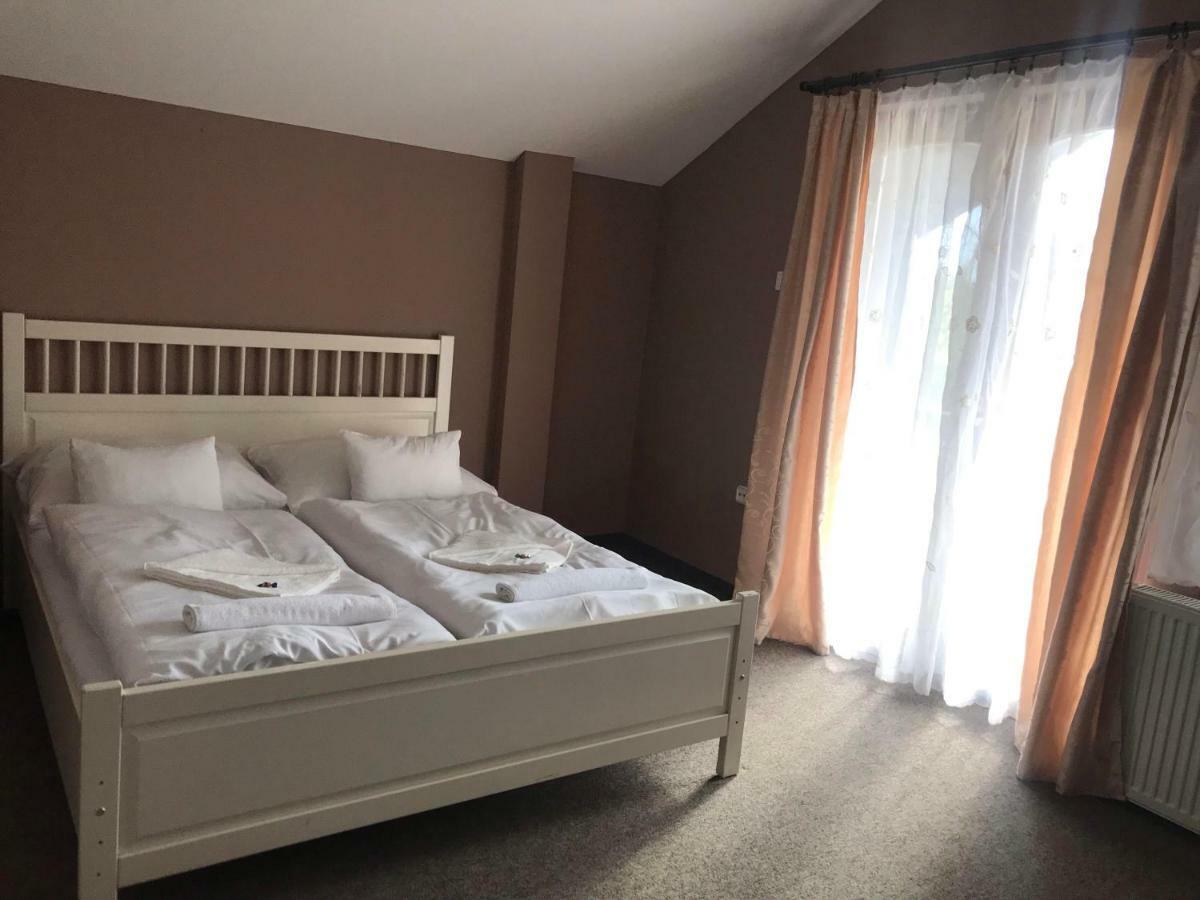 Tavi Panzio Es Etterem Bed and Breakfast Veresegyház Buitenkant foto