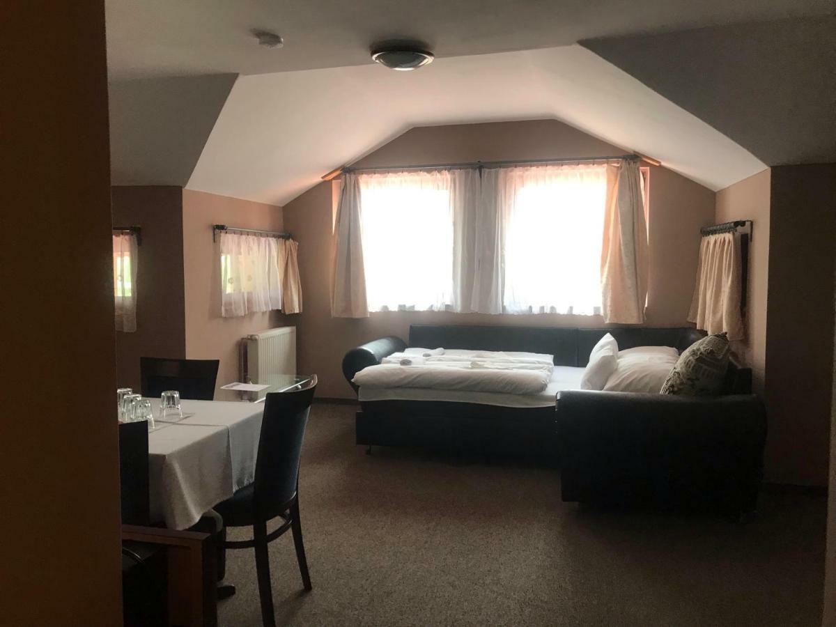 Tavi Panzio Es Etterem Bed and Breakfast Veresegyház Buitenkant foto