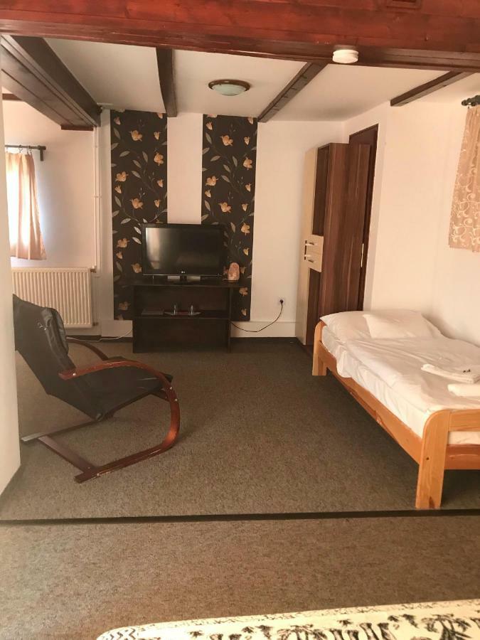 Tavi Panzio Es Etterem Bed and Breakfast Veresegyház Buitenkant foto