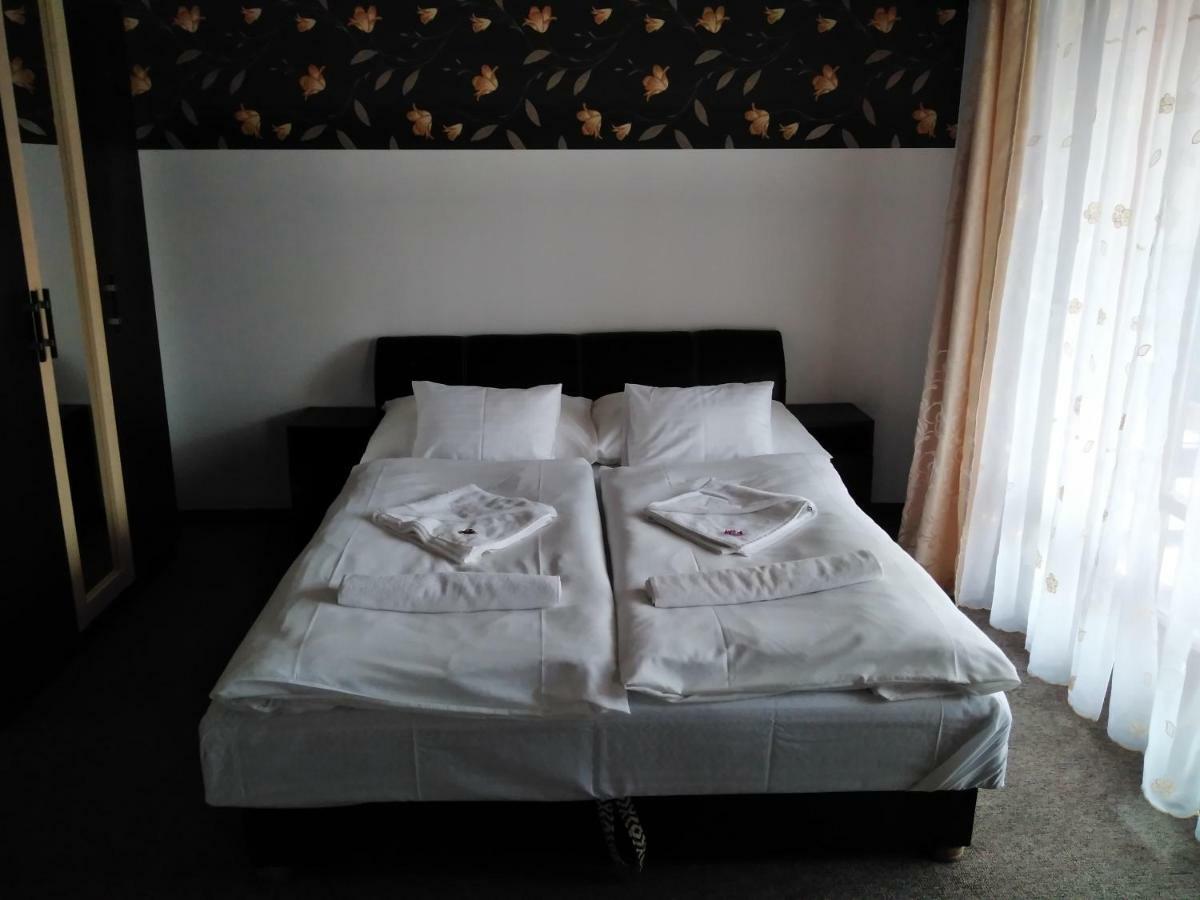 Tavi Panzio Es Etterem Bed and Breakfast Veresegyház Buitenkant foto