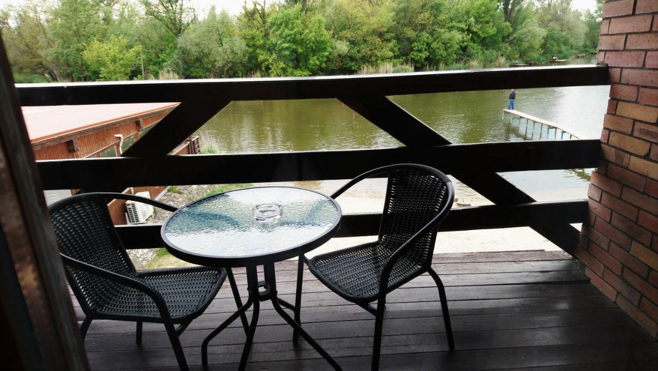 Tavi Panzio Es Etterem Bed and Breakfast Veresegyház Buitenkant foto