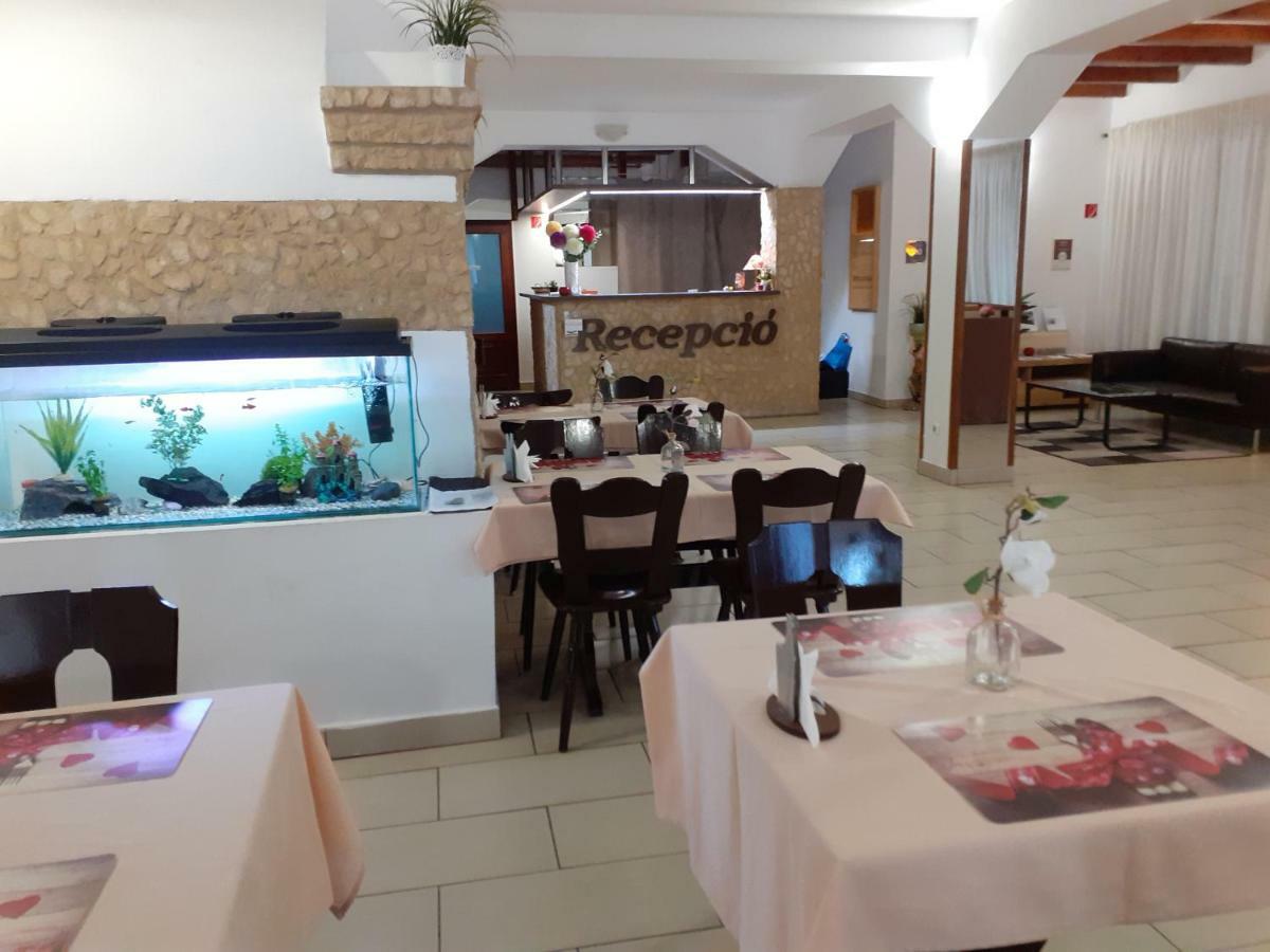 Tavi Panzio Es Etterem Bed and Breakfast Veresegyház Buitenkant foto