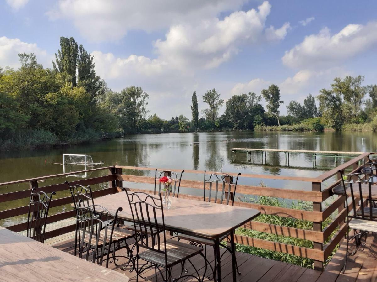 Tavi Panzio Es Etterem Bed and Breakfast Veresegyház Buitenkant foto