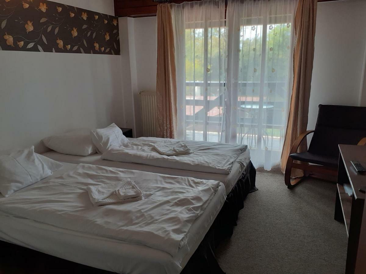 Tavi Panzio Es Etterem Bed and Breakfast Veresegyház Buitenkant foto