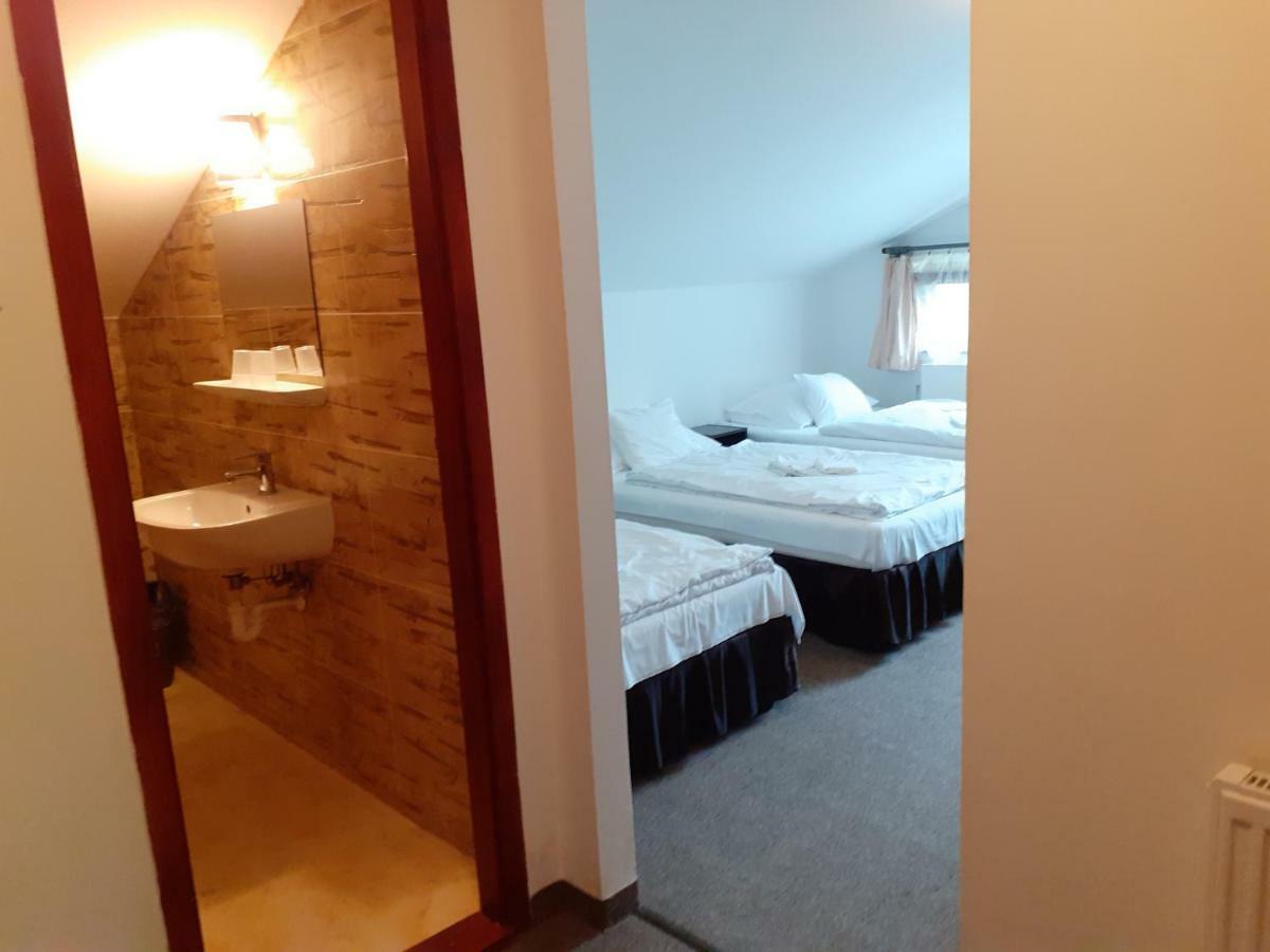 Tavi Panzio Es Etterem Bed and Breakfast Veresegyház Buitenkant foto