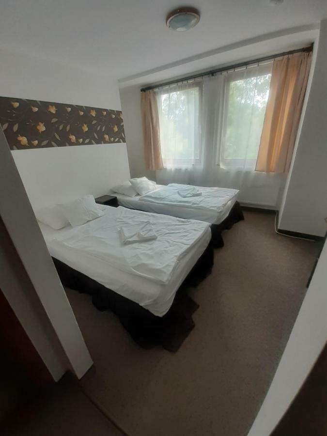 Tavi Panzio Es Etterem Bed and Breakfast Veresegyház Buitenkant foto