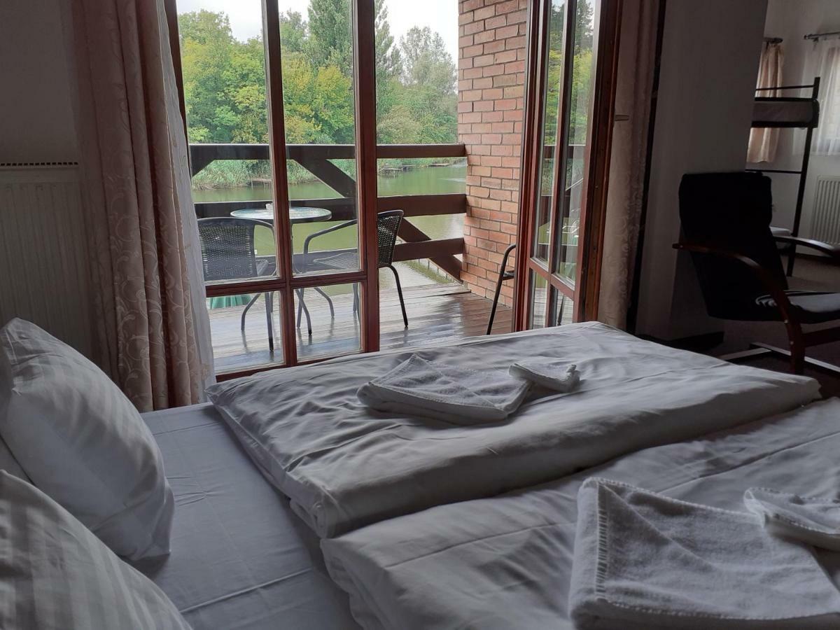 Tavi Panzio Es Etterem Bed and Breakfast Veresegyház Buitenkant foto