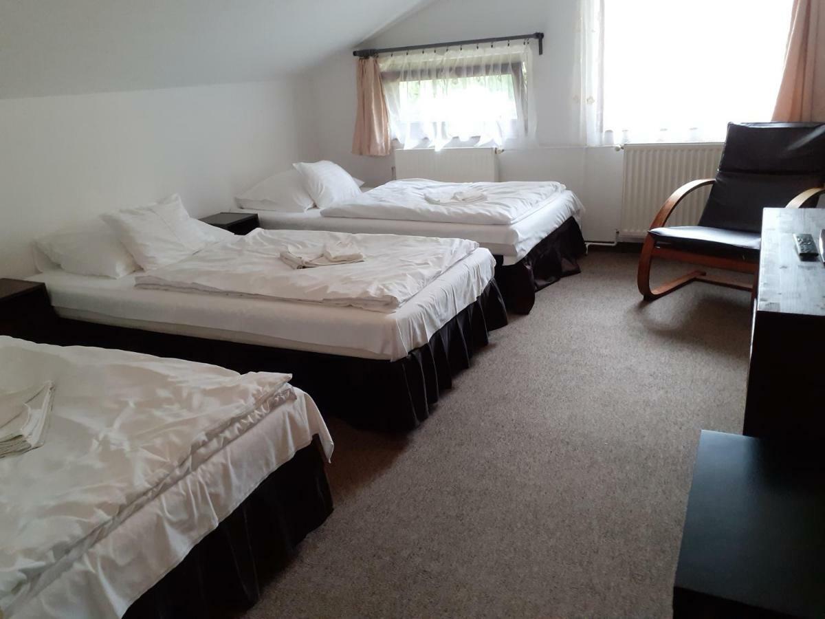 Tavi Panzio Es Etterem Bed and Breakfast Veresegyház Buitenkant foto