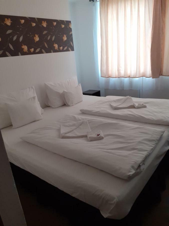 Tavi Panzio Es Etterem Bed and Breakfast Veresegyház Buitenkant foto