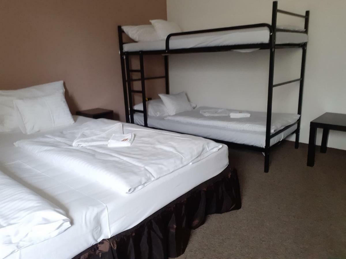 Tavi Panzio Es Etterem Bed and Breakfast Veresegyház Buitenkant foto