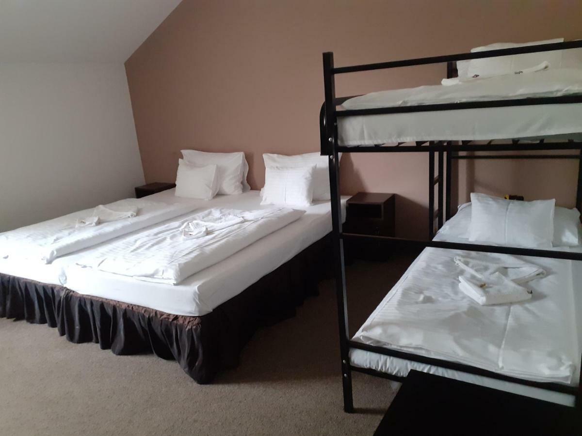 Tavi Panzio Es Etterem Bed and Breakfast Veresegyház Buitenkant foto