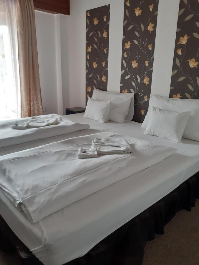 Tavi Panzio Es Etterem Bed and Breakfast Veresegyház Buitenkant foto
