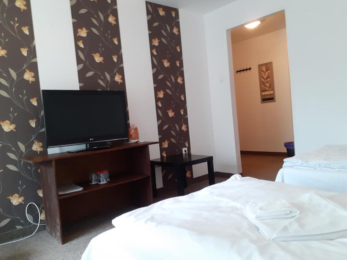 Tavi Panzio Es Etterem Bed and Breakfast Veresegyház Buitenkant foto