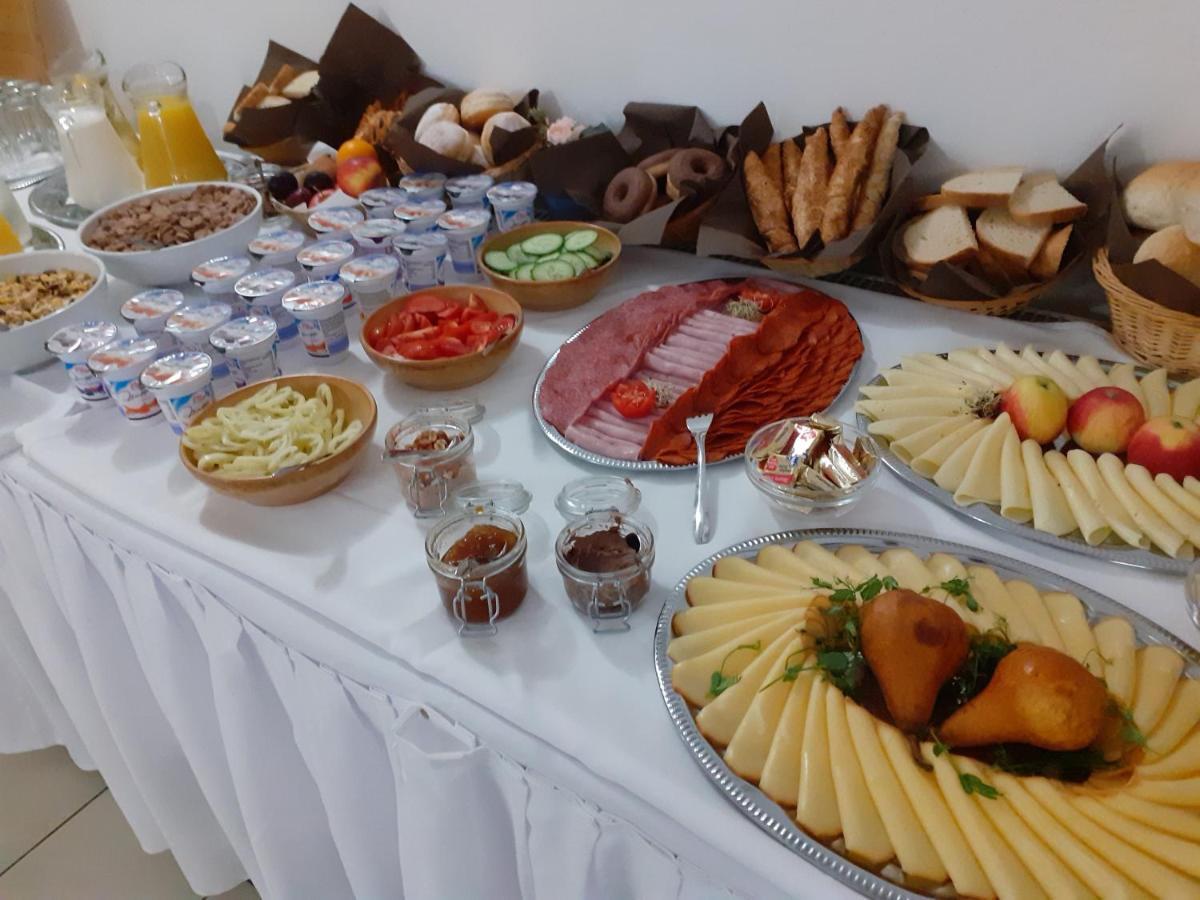 Tavi Panzio Es Etterem Bed and Breakfast Veresegyház Buitenkant foto