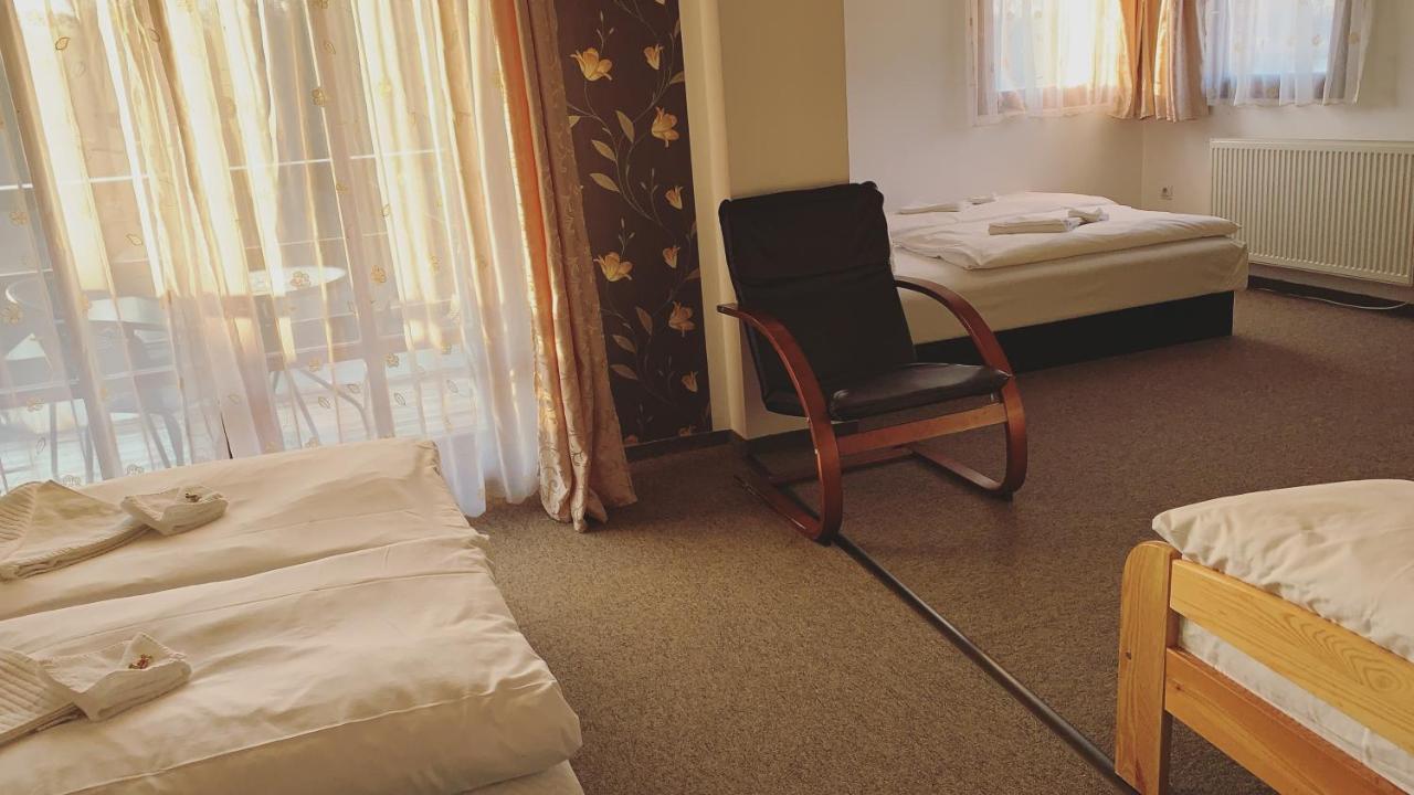 Tavi Panzio Es Etterem Bed and Breakfast Veresegyház Buitenkant foto